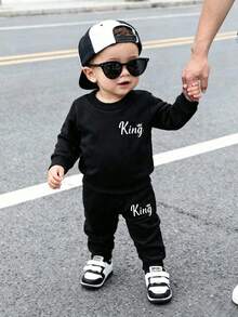 SHEIN Playful Pals 2件/套 男嬰休閒運動復古 King 字母印花黑白秋季休閒海灘長袖運動衫與慢跑褲套裝衣物 - 黑色 - 查看 7