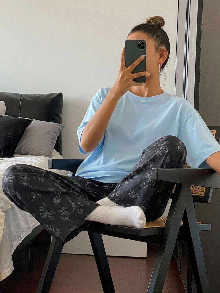 Livesso 2件組女款睡衣套裝，純色寬鬆T恤上衣搭配花卉線條圖案印花睡褲，適合夏季 - 淺藍色 - 查看 1