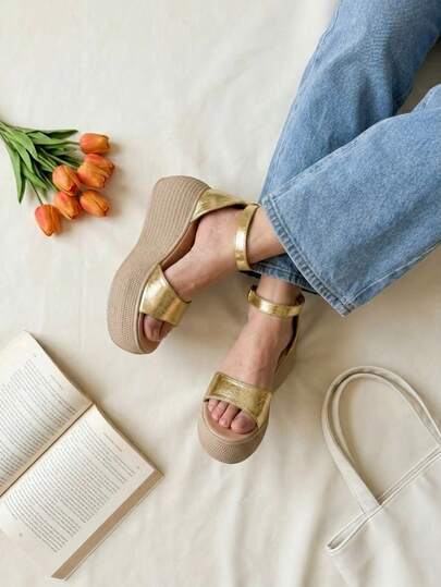 Sandalias de plataforma con cuña y tira al tobillo en color plata metalizado para mujer, Plataforma de mujer ideales para el verano con cómoda suela plana ideal para lucir outfits veraniegos