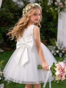 SHEIN Glamorique Kids Vestido elegante y encantador para niñas con encaje blanco, sin mangas, cintura ceñida, lazo decorativo, de doble capa de tul esponjoso y lujoso - Blanco - Ver 2