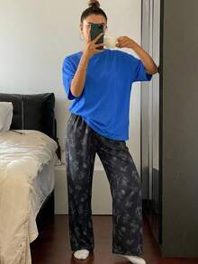 Livesso 2件組女款睡衣套裝，純色寬鬆T恤上衣 & 花卉線條圖案印花睡褲 - 寶藍色 - 查看 3