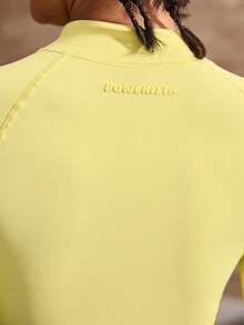 Powerista Jaqueta Esportiva Amarela Slim Fit com Gola Alta, Manga Longa e Abertura para o Polegar - Amarelo - Visão 6