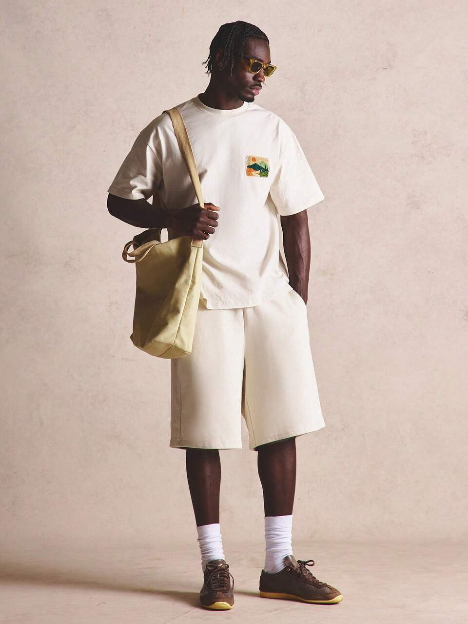 SURVÊTEMENT SURDIMENSIONNÉ AVEC BRODERIE AU DOS ET SHORT JOGGER ASSORTI