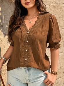 Breezaya Blusa casual elegante y versátil de mujer talla grande con cuello en V, ribete de encaje, botones y manga corta - Marrón - Ver 4