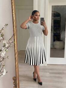 SHEIN Lady CURVE 大尺碼女款圓領短袖洋裝 - 黑與白 - 查看 3
