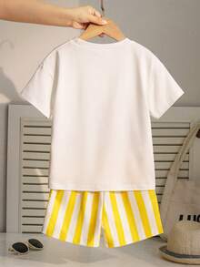 SHEIN Playful Pals 2件/套 幼童男童休閒時尚舒適圖案印花圓領落肩上衣與條紋印花短褲，適合春/夏季、戶外玩耍、日常百搭、柔軟夏季衣物、度假 - 黃色 - 查看 2