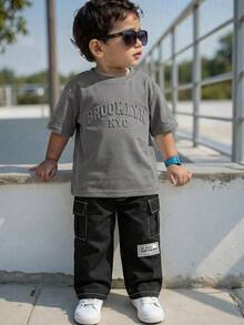 2 Peças Conjunto de Camiseta de Manga Curta com Gola Redonda e Bolso Cargo com Padrão Gravado de Letras para Meninos Jovens e Calça com Cor Contrastante, Conjunto de Roupa Casual Esportiva Adequado para Primavera, Verão, Outono, Versátil para Férias, Escola, Festa - Cinza - Visão 2