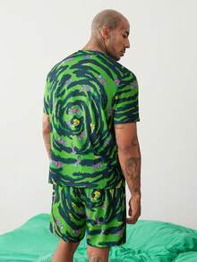 Rick and Morty X SHEIN Set da uomo con top a maniche corte girocollo colorblock con stampa cartoni animati e pantaloncini, casual per uso quotidiano e abbigliamento da casa - Verde - Visualizzare 2
