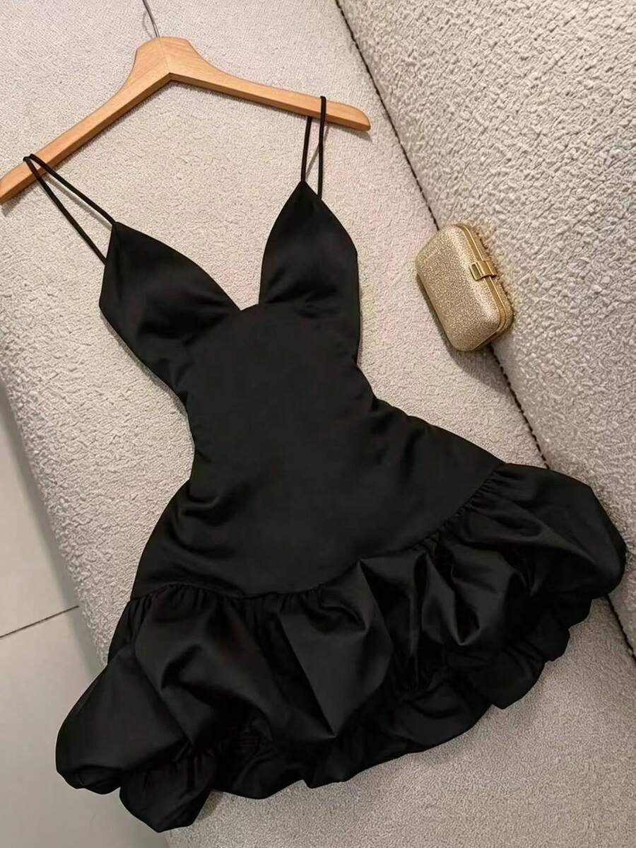 Franclia Gaun Mini Seksi Wanita Berwarna Hitam dengan Motif Bunga di Bagian Bawah dan Tali Bahu Tipis - Hitam - View 1