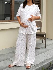 Dazy Maternity طقم نسائي من قطعتين للحمل، ملابس علوية بيضاء فضفاضة بأكمام قصيرة وبنطال طويل بنقشة زهور صغيرة متكررة، ملابس منزلية يومية للربيع والصيف - أبيض - مشاهدة 3