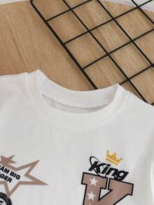 SHEIN Streecool Kids 小男孩字母印花短袖T恤與短褲休閒兩件組 - 卡其色 - 查看 4