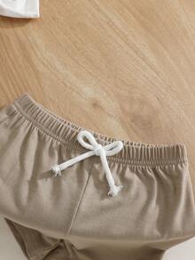 SHEIN Streecool Kids 小男孩字母印花短袖T恤與短褲休閒兩件組 - 卡其色 - 查看 7