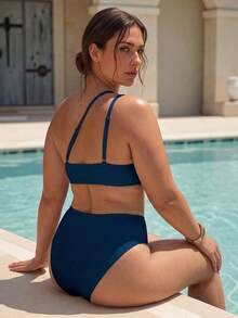 Swim Chiccia 大尺碼女款純色單肩金屬飾邊細肩帶上衣與純色金屬飾邊側邊泳褲優雅極簡兩件式泳衣 - 藍色 - 查看 2