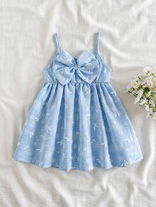 SHEIN Vintaside Kids 女嬰時尚優雅可愛休閒簡約刺繡藍色細肩帶洋裝，舒適梭織面料膝長中長版 3D 大蝴蝶裝飾，春夏新款，適合生日派對、日常穿著、外出、度假與旅行 - 藍色 - 查看 4
