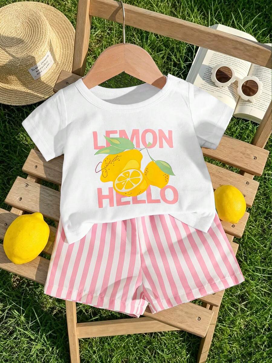 SHEIN 嬰幼兒夏季清新水果印花短袖套裝，休閒2件套，HELLO檸檬圖案短袖上衣 + 粉色與白色條紋短褲，適合外出穿著