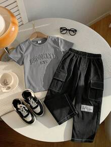 2 Peças Conjunto de Camiseta de Manga Curta com Gola Redonda e Bolso Cargo com Padrão Gravado de Letras para Meninos Jovens e Calça com Cor Contrastante, Conjunto de Roupa Casual Esportiva Adequado para Primavera, Verão, Outono, Versátil para Férias, Escola, Festa - Cinza - Visão 7