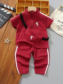 SHEIN 幼童兒童2件組POLO短袖上衣套裝，兒童服飾套裝，整體淺米色，休閒風格，半拉鍊高領設計，側面黑色條紋裝飾，附贈配套斜背小包，包包與衣服均有黑馬圖案，下身為慢跑長褲，側面同樣有黑色條紋，整體簡約時尚，適合日常穿著 - 酒紅色 - 查看 1
