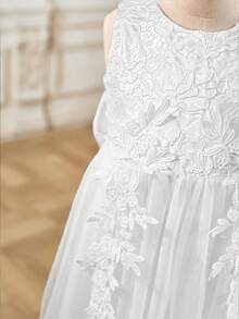 SHEIN Glamorique Kids Vestido elegante y encantador para niñas con encaje blanco, sin mangas, cintura ceñida, lazo decorativo, de doble capa de tul esponjoso y lujoso - Blanco - Ver 5