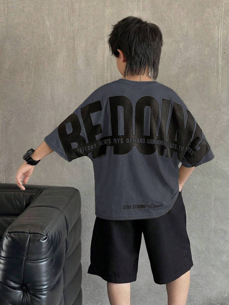 SHEIN 青少年男孩休閒日韓風寬鬆街頭風大字母圖案圓領短袖T恤,適合通勤、上學、日常休閒出遊、運動,春夏季穿著 - 深灰色 - 查看 1