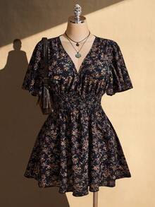 SHEIN ICON 大尺碼女款V領花卉印花百褶休閒派對洋裝 - 黑色 - 查看 3