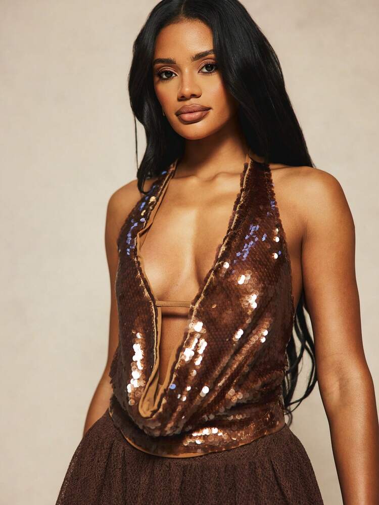 MISSGUIDED Top X Carli Bybel com Lantejoulas, Decote Halter e Gola Cowl, Sem Mangas, Costas Abertas, Decote Drapeado, Brilhante Metálico Bronze, Glamour para Festa, Balada e Ocasiões Noturnas