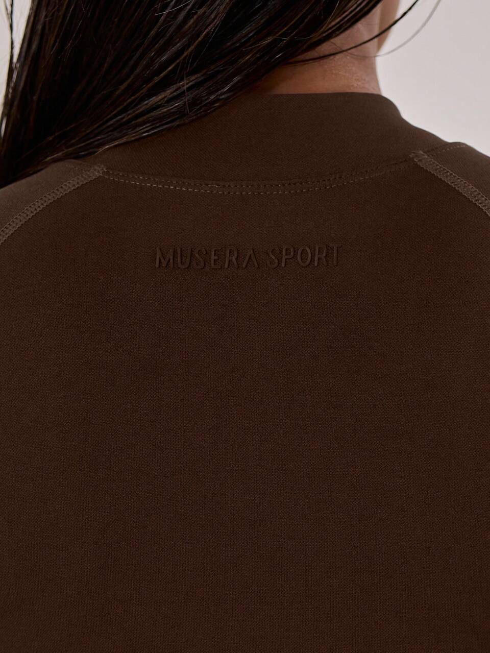 Giacca sportiva crop con zip marrone cioccolato con cuciture a vista