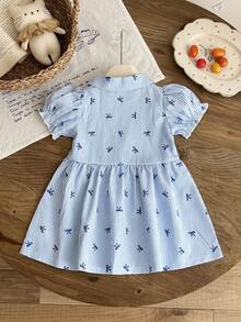SHEIN Playful Pals 女嬰夏季短袖洋裝，時尚百搭可愛藍白條紋蝴蝶結圖案印花領泡泡袖休閒學院風，清新條紋學院風泡泡袖襯衫短袖洋裝，適合春夏季外出、日常休閒舒適穿著，適合戶外玩耍與度假 - 藍色 - 查看 3