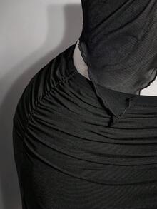 SHEIN ICON Conjunto casual diario de top de tirantes plisado y falda de unicolor para mujer talla grande - Negro - Ver 10