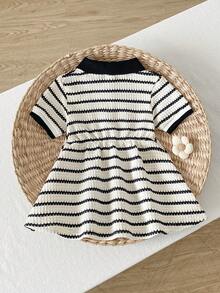 SHEIN Playful Pals 女嬰刺繡蝴蝶結條紋黑白羅紋領羅紋袖短袖休閒洋裝，適合居家休閒、戶外運動與派對，日常出遊完美選擇，夏季百搭 - 黑與白 - 查看 3