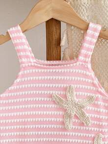 SHEIN Genkimix Kids 1件女童 YK2 夏季休閒洋裝，黃色與白色鉤編面料，3D 海星前胸設計，無袖吊帶洋裝，適合海灘度假、休閒穿著、島嶼假期 - 粉色 - 查看 8