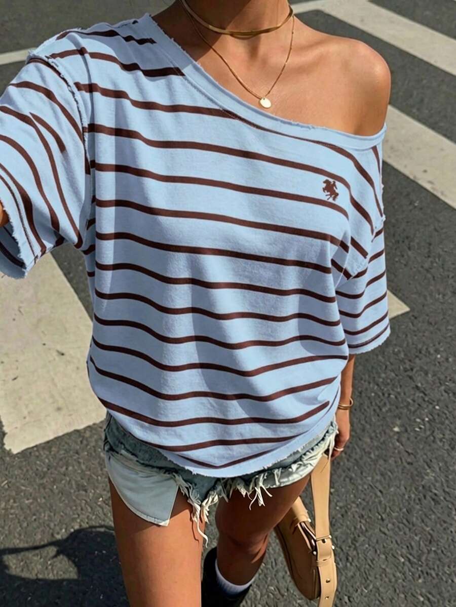 SHEIN EZwear 休閒極簡運動街頭百搭派對聚會機場,藍棕條紋學院風印花圖案T恤,音樂節,夏季,不對稱肩落肩短袖寬鬆女款T恤 - 彩色 - 查看 1
