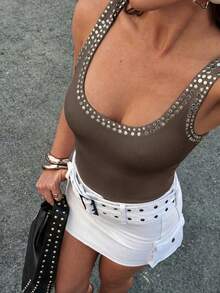 Avenya Áo tank top nữ cổ chữ U rộng đính đinh tán trang trí - Màu nâu  Mocha - Xem 4