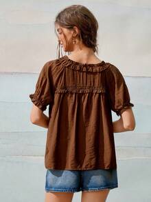 SoleilVie Blus Wanita Lengan Pendek Kancing Tunggal dengan Hiasan Renda Kontras Warna Polos - Coklat - View 2