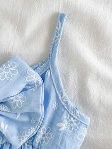 SHEIN Vintaside Kids 女嬰時尚優雅可愛休閒簡約刺繡藍色細肩帶洋裝，舒適梭織面料膝長中長版 3D 大蝴蝶裝飾，春夏新款，適合生日派對、日常穿著、外出、度假與旅行 - 藍色 - 查看 8
