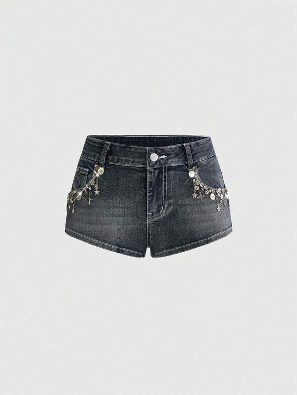 ROMWE Grunge Punk Quần short denim ôm sát cạp siêu thấp phong cách punk nhẹ nhàng, thiết kế mặt dây chuyền kim loại nút bấm, trang phục mùa hè phong cách lễ hội âm nhạc