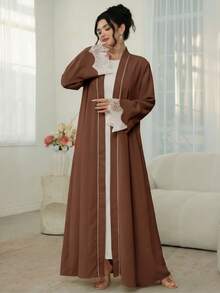 Al Najma Abayas con pechera de color contrastante y decoración de pétalos, puños de encaje emendados - Café integral - Ver 3