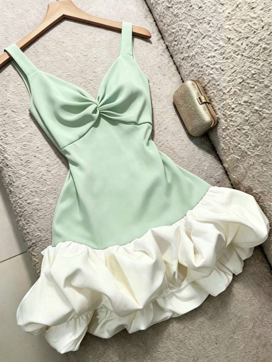 SHEIN Franclia 對比色細肩帶抓皺設計洋裝,黑白拼接色塊,泡泡裙襬,修身短版。Y2K風格夏季無袖V領洋裝,適合派對與夜店穿搭。 - 薄荷綠 - 查看 1