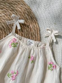 SHEIN Vintaside Kids 女童清新刺繡吊帶洋裝 夏季新款 溫柔米色手工粉色花朵刺繡 嬰幼兒A字裙 甜美無袖兒童公主裙 - 白色 - 查看 5
