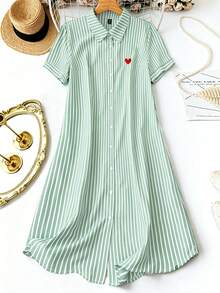 SHEIN LUNE 休閒優雅條紋愛心刺繡短袖鈕扣領襯衫洋裝 大尺碼女款長版襯衫洋裝 - 綠色 - 查看 1