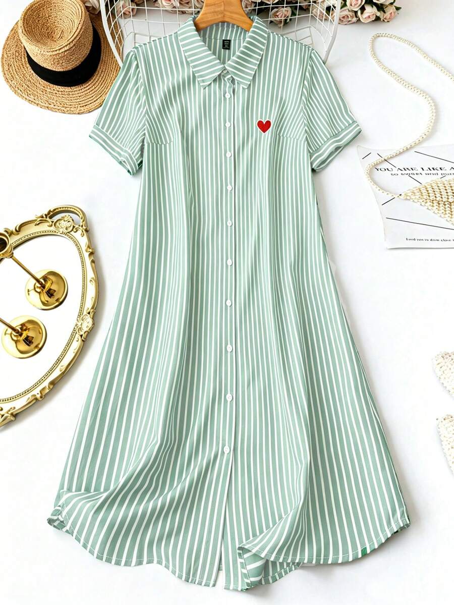 SHEIN LUNE 休閒優雅條紋愛心刺繡短袖鈕扣領襯衫洋裝 大尺碼女款長版襯衫洋裝 - 綠色 - 查看 1