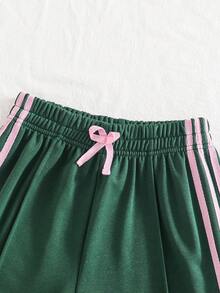 SHEIN 女童經典美式復古學院風運動長褲，深綠色搭配精緻粉色側條紋，鬆緊抽繩腰頭附迷人粉色蝴蝶結飾，寬鬆直筒剪裁，兼具運動活力與甜美少女風，適合上學、休閒外出與日常穿著 - 墨綠色 - 查看 6