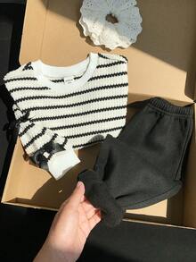 SHEIN 女嬰針織條紋圓領休閒衛衣與長褲兩件套，加厚款，適合秋冬 - 黑與白 - 查看 4