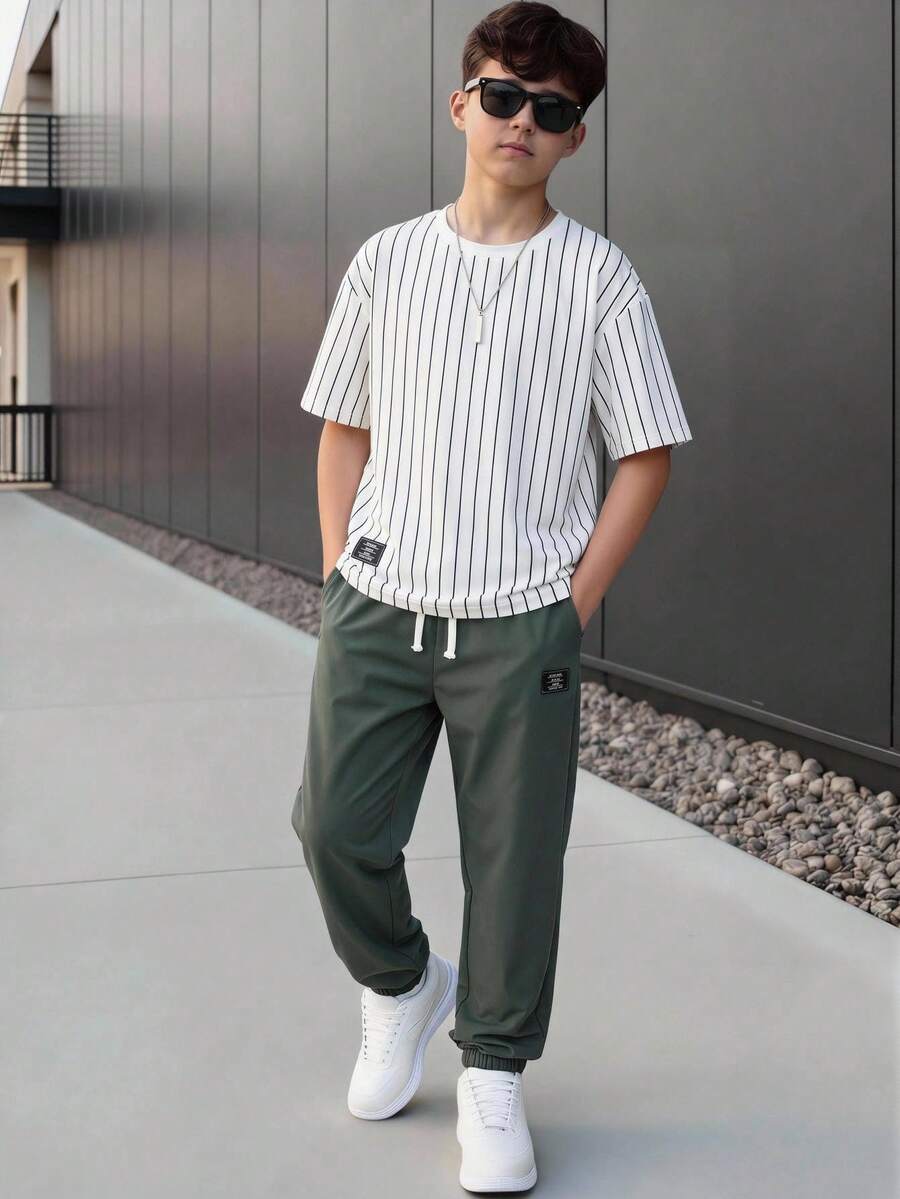 SHEIN 兒童青少年男孩休閒學院風運動條紋圓領T恤與長褲套裝，夏季上衣，男孩套裝，適合春夏季節、情人節、約會、夏季穿搭、海邊週末、家庭聚會、開學季、婚禮季、運動、生日派對