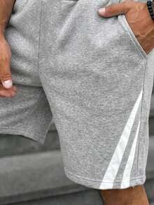 Manfinity Homme Conjunto de camiseta de manga corta y pantalones cortos casuales de verano para hombre con bloques de color, bolsillo tipo acordeón, rayas blancas, atuendo cómodo - Gris - Ver 5