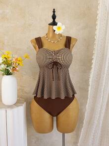 SHEIN Swim 女款復古甜美/法式鄉村風兩件式比基尼套裝：棕色與白色格紋印花上衣，配有方領、寬肩帶、抽褶胸部設計及繫帶細節，下擺為喇叭A字型；搭配純色泳褲。適合度假與海灘穿著。 - 彩色 - 查看 8