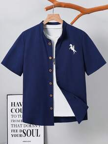 SHEIN 青少年男童素色單排扣短袖紋理休閒襯衫，百搭舒適簡約時尚，適合日常穿著、上學、戶外、海邊度假，夏季海軍藍襯衫海軍藍鈕扣短袖襯衫男童短袖襯衫 - 寶藍色 - 查看 4