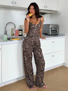 ZzzCrew Bộ đồ ngủ gồm áo hai dây và quần dài bằng vải lụa băng gân, in họa tiết da báo. - Nhiều màu - Xem 3