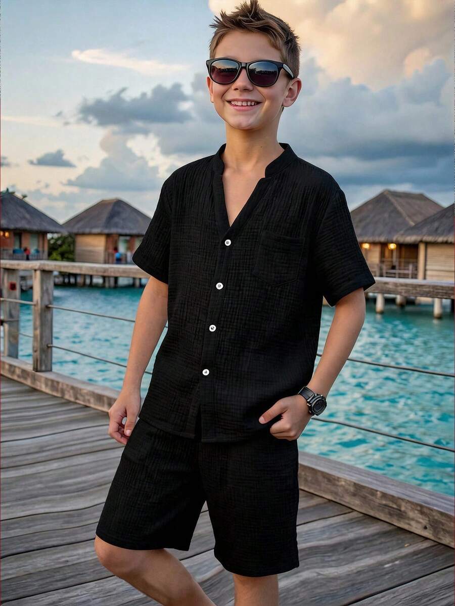 SHEIN 青少年男孩純色小圓領短袖鈕扣上衣彈性腰短褲兩件套,適合通勤、上學、日常休閒出遊、運動,春秋夏季穿著 - 黑色 - 查看 1