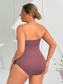 SHEIN Swim Curve 大尺碼女款素色無肩帶一件式休閒度假時尚泳衣 - 酒紅色 - 查看 3
