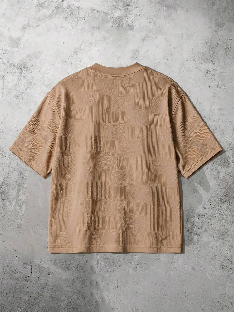 Maglietta casual a maniche corte con collo henley, dettagli laterali con bottoni e maglia a costine, vestibilità morbida